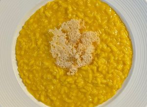 Foto di Risotto alla Milanese con chips di parmigiano
