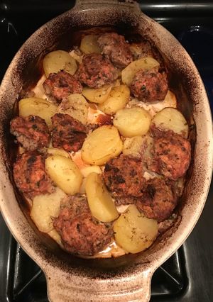 A picture of Meatballs with lemon potatoes.