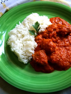 Una foto de Carne de ternera en salsa de tomate y guarnición de arroz chino