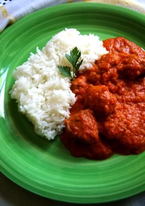 Foto principal de Carne de ternera en salsa de tomate y guarnición de arroz chino