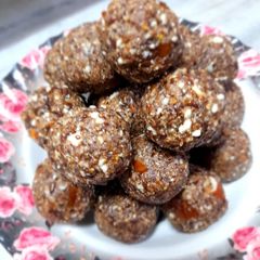 A picture of Dates and flaxseed ladoo.