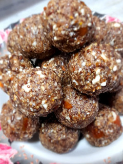 A picture of Dates and flaxseed ladoo.