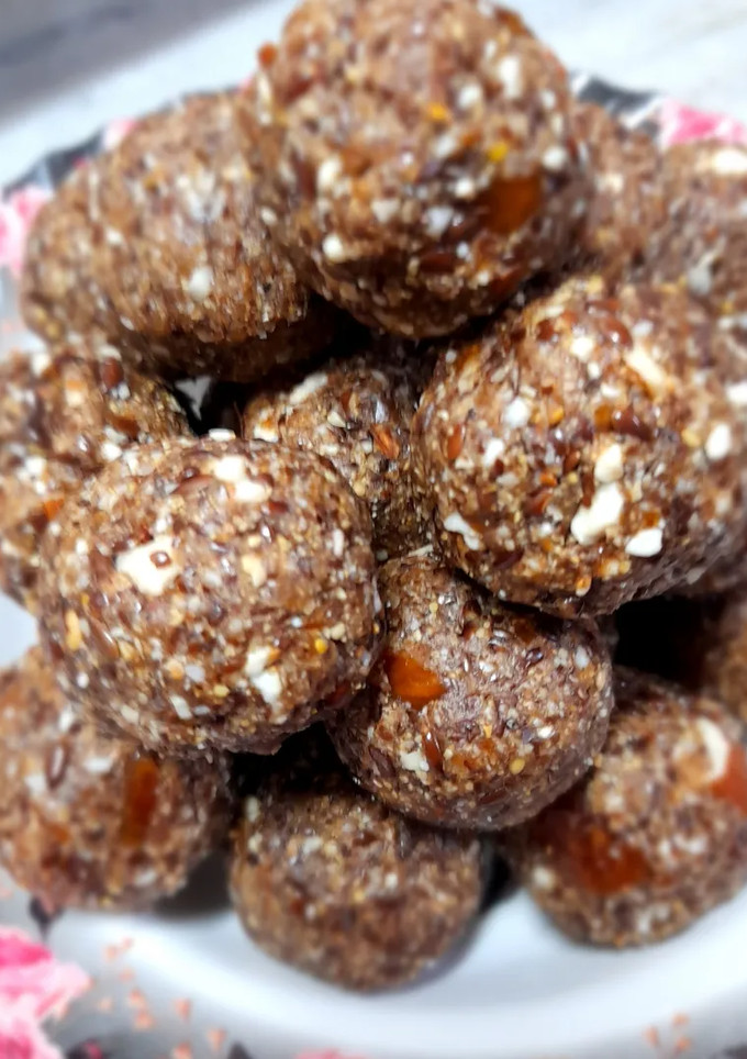 A picture of Dates and flaxseed ladoo.