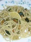 Cukkinis citromos kapribogyós spagetti