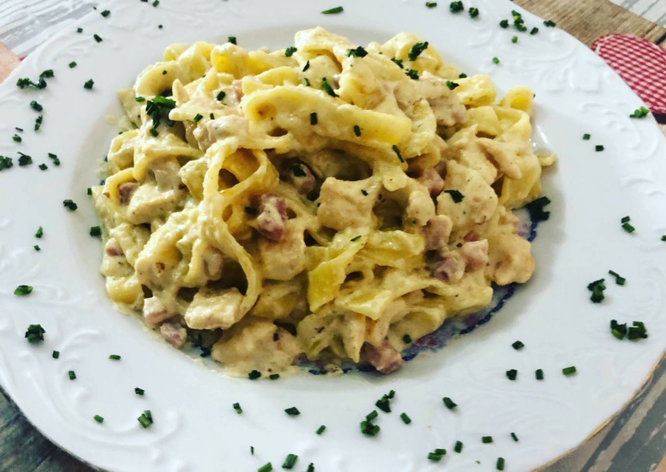 Tagliatelle en salsa de nata con pollo y bacon