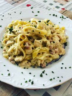 Una foto de Tagliatelle en salsa de nata con pollo y bacon