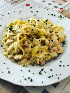 Una foto de Tagliatelle en salsa de nata con pollo y bacon