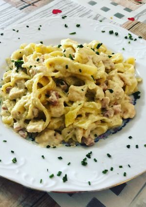 Foto principal de Tagliatelle en salsa de nata con pollo y bacon