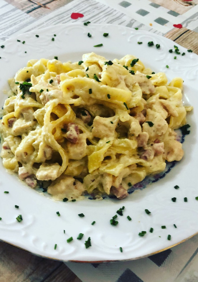 Una foto de Tagliatelle en salsa de nata con pollo y bacon