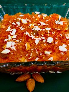 गाजर हलवा (gajar halwa recipe in marathi) रेसिपी चे मुख्य फोटो 