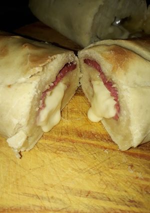 Una foto de Pan relleno de salame y queso!!