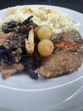 Fricandó de Carne de Ternera con Boletus, Cebollitas, Ciruelas y arroz frito