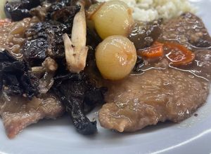 Una foto de Fricandó de Carne de Ternera con Boletus, Cebollitas, Ciruelas y arroz frito