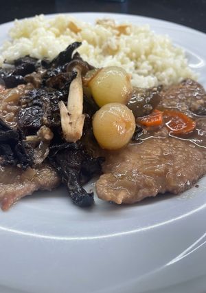 Una foto de Fricandó de Carne de Ternera con Boletus, Cebollitas, Ciruelas y arroz frito