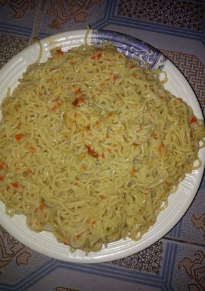A picture of Indomie jallof.