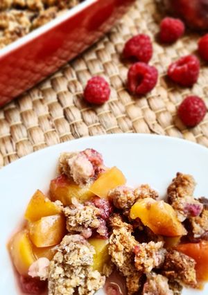 Une photo de Healthy crumble pêche-framboise