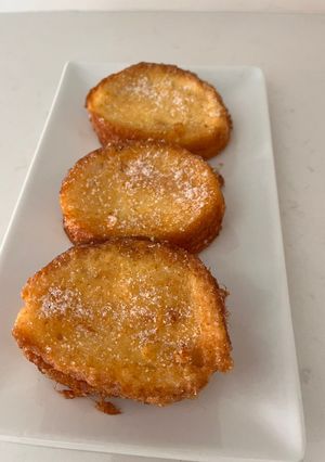 Una foto de Torrijas rellenas de crema pastelera