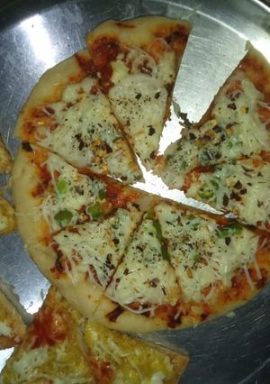 પીઝા(pizza Recipe in Gujarati) રેસીપી મુખ્ય ફોટો