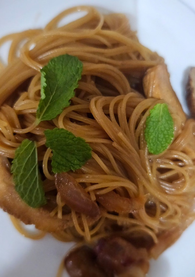 Una foto de Capelini con pollo y salsa teriyaki