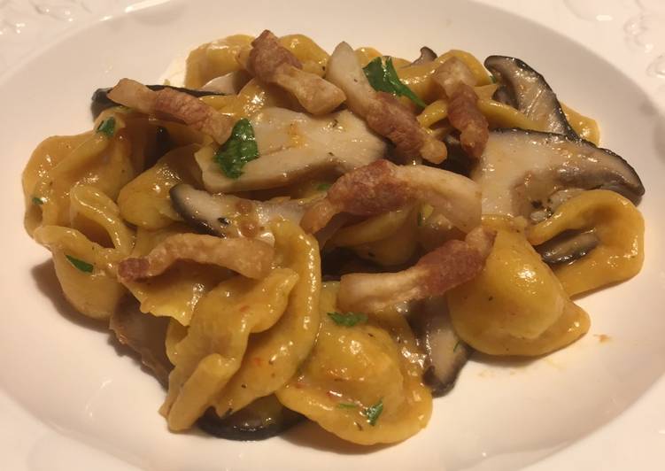 Orecchiette gialle con cardoncelli e guanciale croccante