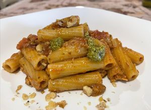 Foto di Tortiglioni con Tonno, Pomodorini, Pesto alla Genovese e Noci