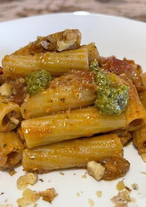 Foto di Tortiglioni con Tonno, Pomodorini, Pesto alla Genovese e Noci
