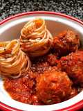 Espaguetis boloñesa con albóndigas