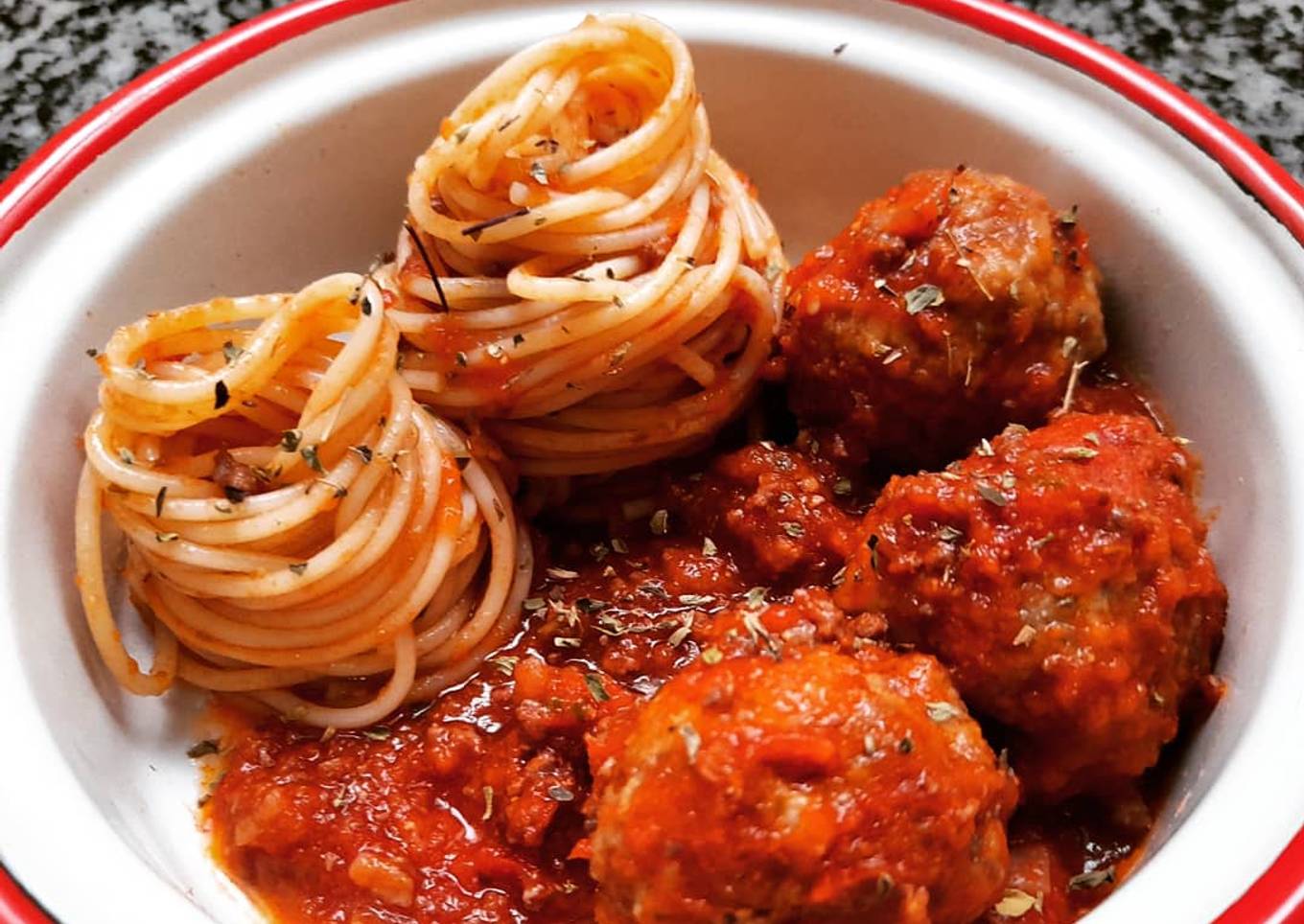 Espaguetis con albóndigas