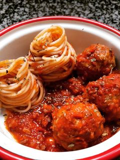 Una foto de Espaguetis boloñesa con albóndigas