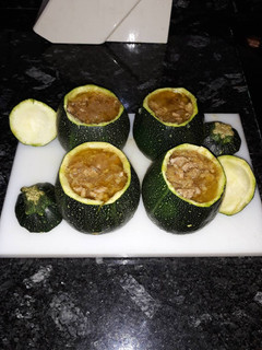 Una foto de Calabacines rellenos de carne y algas agar agar