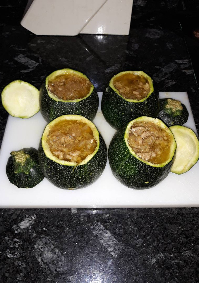 Una foto de Calabacines rellenos de carne y algas agar agar