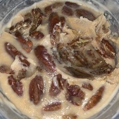 A picture of Pecan pie ice cream.