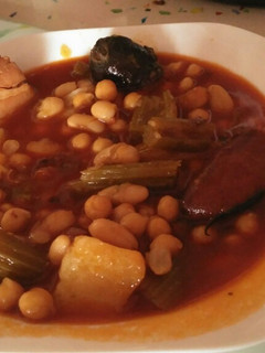 Una foto de Garbanzos con alubias y apio