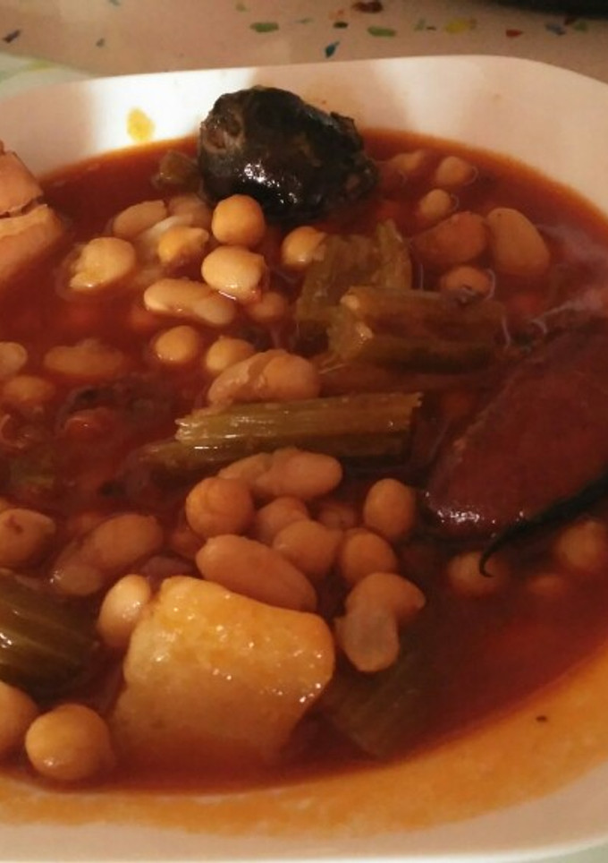 Una foto de Garbanzos con alubias y apio