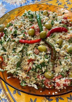 Une photo de Salade de boulgour aux tomates, courgette, olives, persil et saucisses épicées
