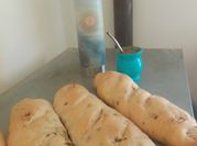 Una foto de pan con chicharrones con aceite