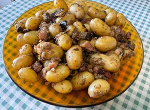 Une photo de Pommes grenailles au lard, aubergine et oignons roses