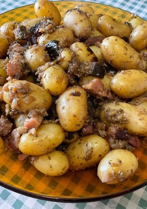 Une photo de Pommes grenailles au lard, aubergine et oignons roses