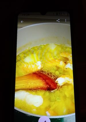 Una foto de Patatas en salsa verde con langostinos