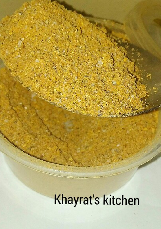 A picture of 7 spice condiment.