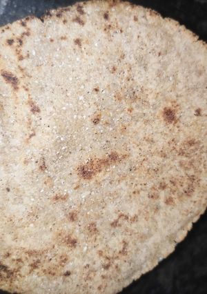 कूटू का पराठा(KUTTU PARATHA RECIPE IN HINDI) रेसिपी मुख्य फोटो