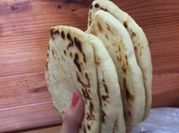 Una foto de sartén quesadillas