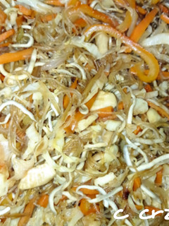 Una foto de Verduras con fideos de cristal y gulas