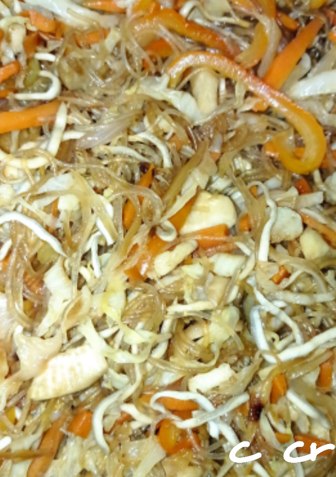 Una foto de Verduras con fideos de cristal y gulas