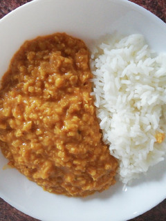 Una foto de Dhuli masoor dal ó curry de lenteja roja