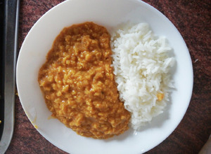 Una foto de Dhuli masoor dal ó curry de lenteja roja