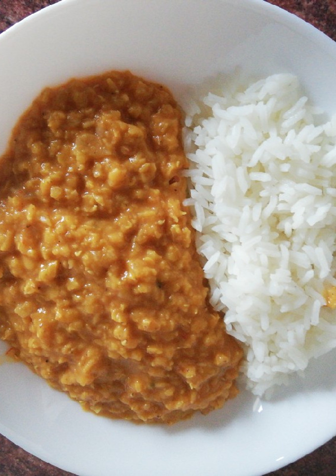 Una foto de Dhuli masoor dal ó curry de lenteja roja