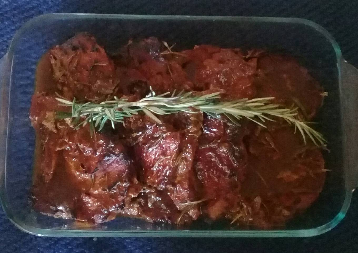 Chuletas de cerdo con romero y salsa barbacoa con coca cola