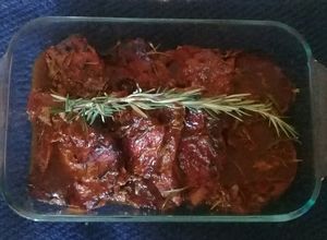 Una foto de Chuletas de cerdo con romero y salsa barbacoa con coca cola