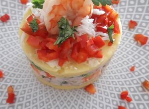 Una foto de Causa Rellena con Atún y Langostinos a lo Carmelita